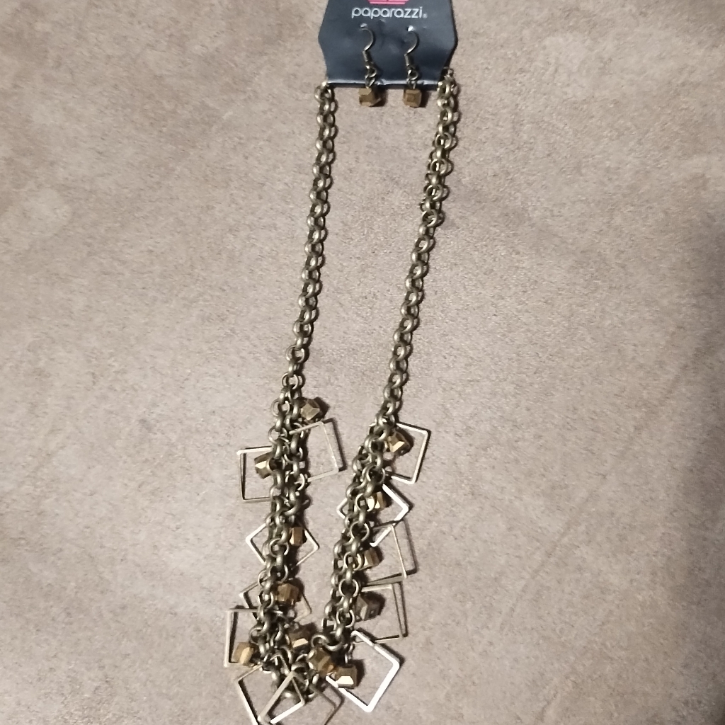 Paparazzi Gold Necklace And Earring Set 9$